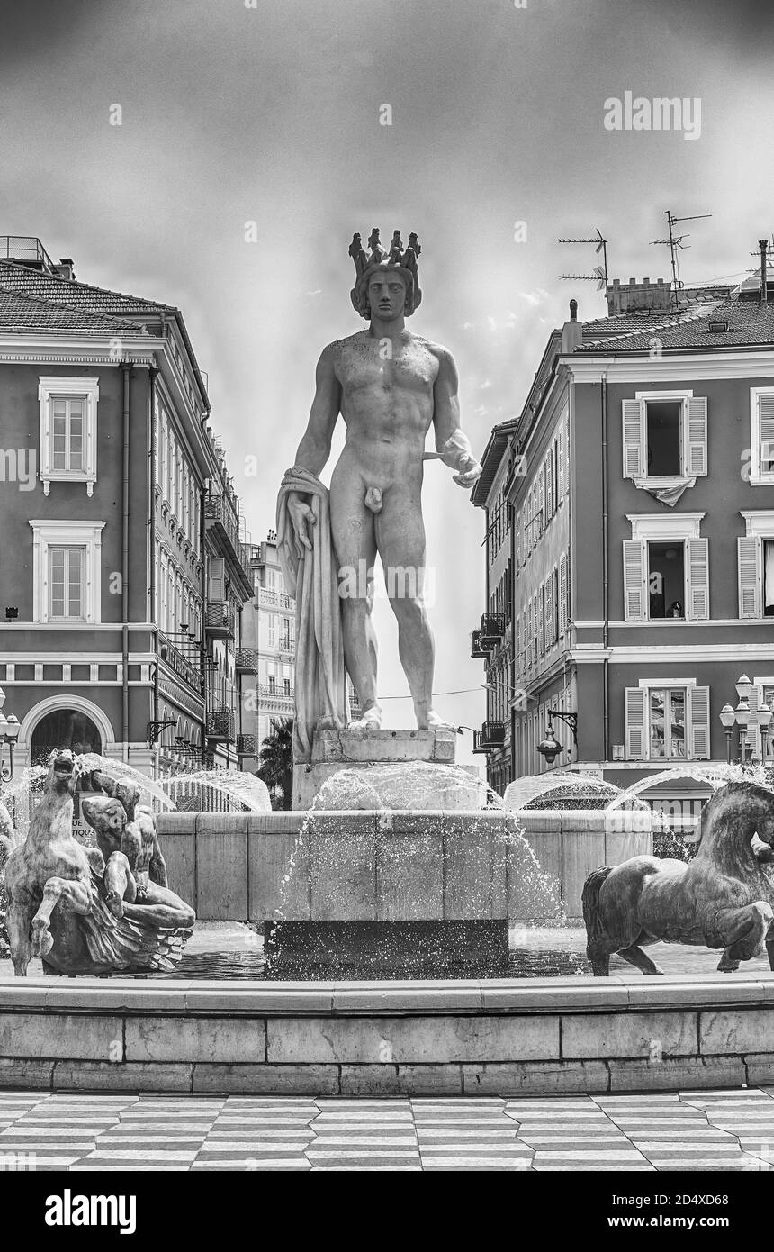 Die malerische Fontaine du Soleil mit der Statue des Apollo an Der Place Massena, dem wichtigsten Wahrzeichen von Nizza, Cote d'Azur, Frankreich Stockfoto