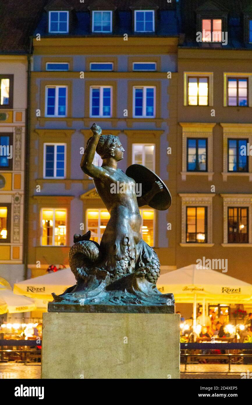 Skulptur der Warschauer Meerjungfrau / Sirene auf dem Altstädter Ring von Konstanty Hegel, Warschau, Polen Stockfoto