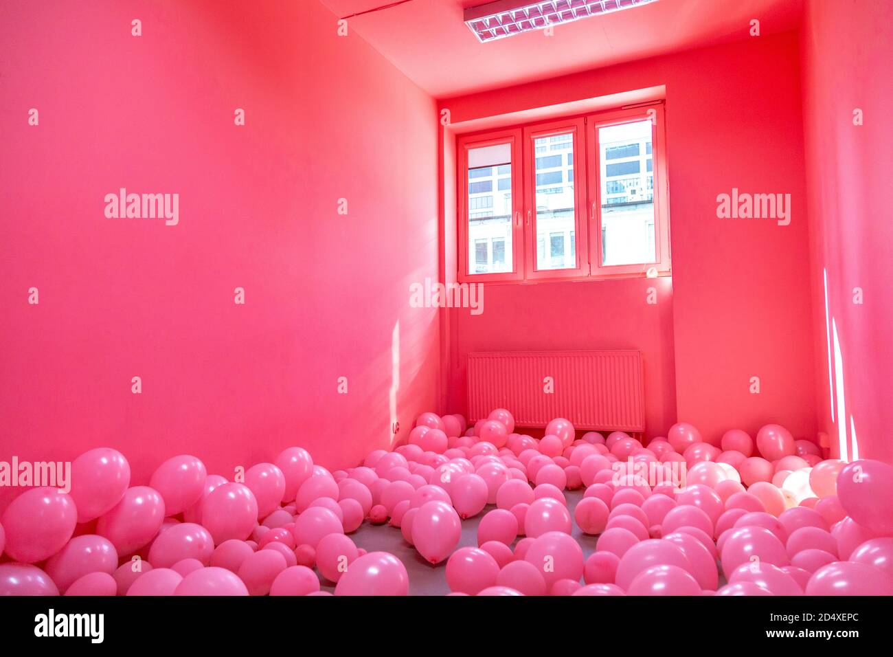 Rosa Raum mit Ballons gefüllt, Cosmos Muzeum - immersive Museum der Illusions, Warschau, Polen Stockfoto