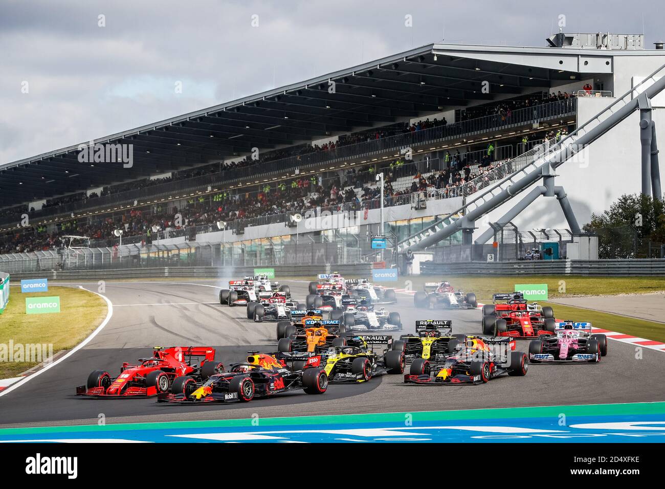 Nurburg, Deutschland. 11. Oktober 2020. Start des Rennens, Abfahrt, 33 VERSTAPPEN Max (nld), Aston Martin Red Bull Racing Honda RB16, 16 LECLERC Charles (mco), Scuderia Ferrari SF1000, Aktion während der Formel 1 Aramco Grosser Preis der Eifel 2020, Eifel Grand Prix, vom 9. Bis 11. Oktober 2020 auf dem N.rburgring, In N.rburg, Deutschland - Foto Antonin Vincent / DPPI Kredit: LM/DPPI/Antonin Vincent/Alamy Live News Stockfoto