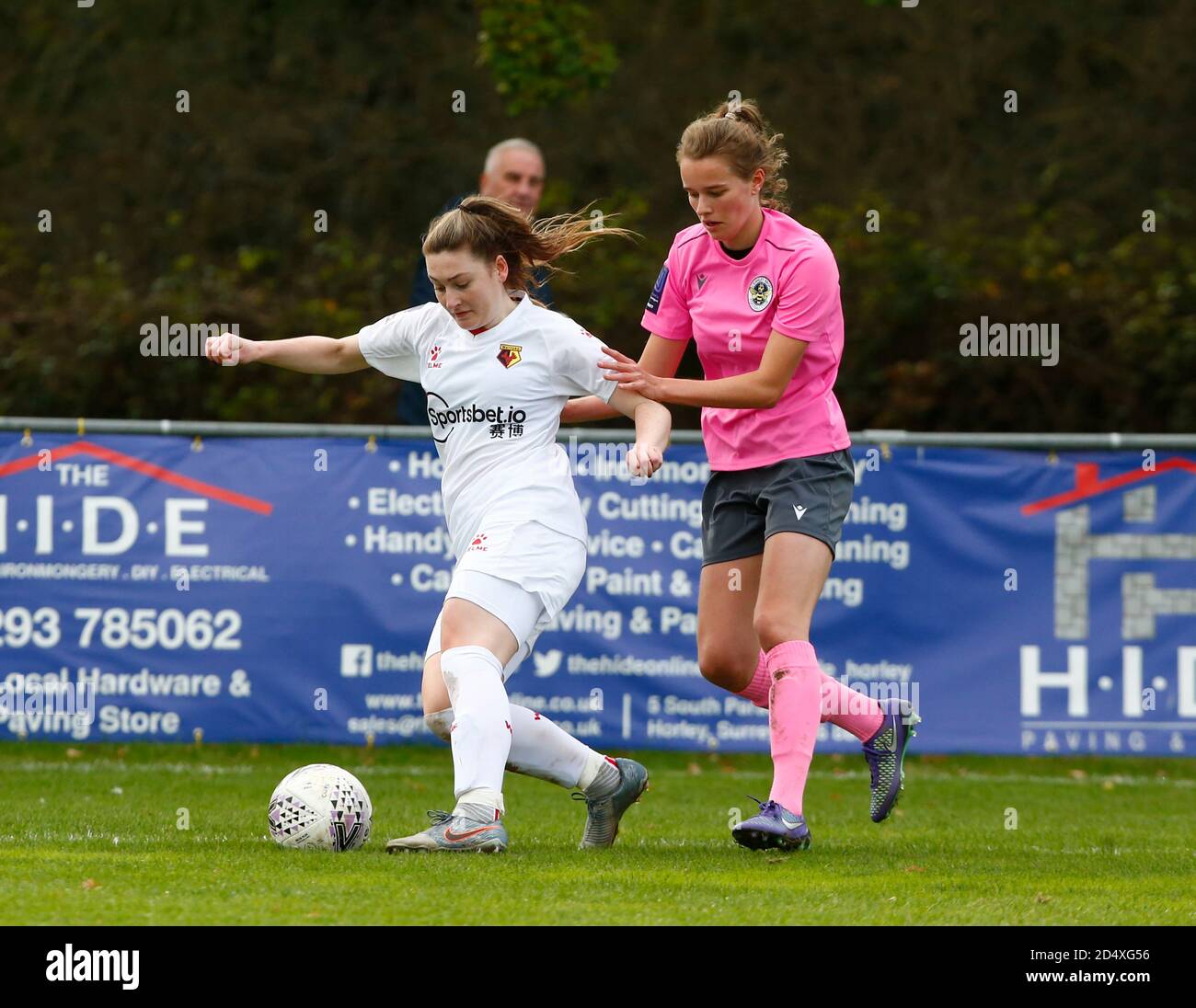 Horley, Großbritannien. Oktober 2020. L-R Kat Huggins von Watford Ladies und Immy Lancaster von Crawley Wesps Ladies während des FA Women's National League - Southern Premier Division Match zwischen Crawley Wesps Ladies und Watford Ladies in Horley Town am 11. Oktober 2020 in Horley, England Credit: Action Foto Sport/Alamy Live News Stockfoto