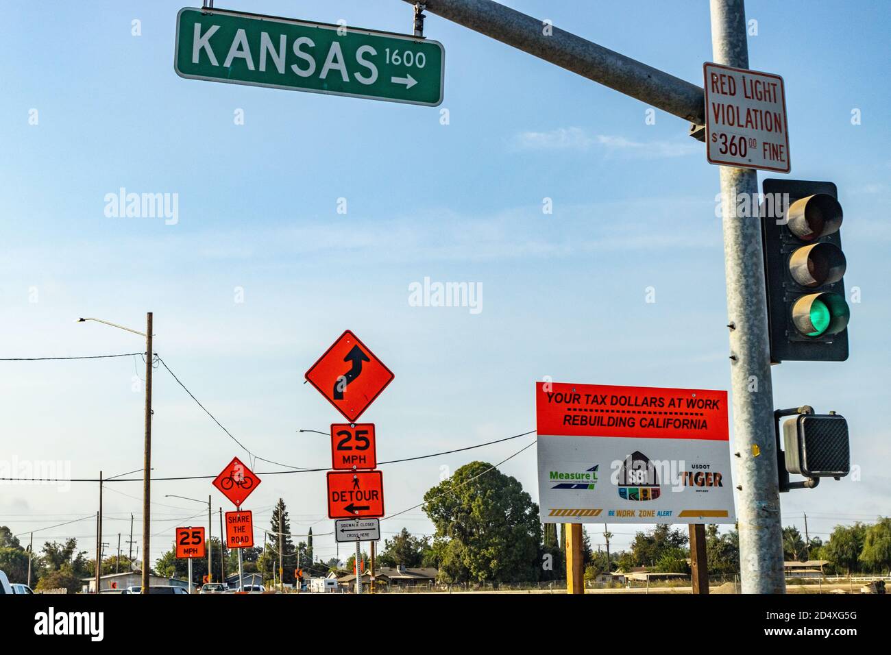 Schilder überall Schilder in Modesto California für die Umroute Von Highway 132 in Modesto California USA Stockfoto