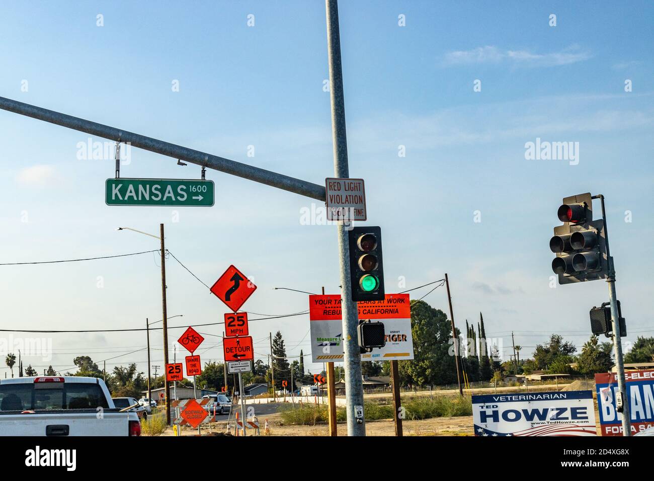 Schilder überall Schilder in Modesto California für die Umroute Von Highway 132 in Modesto California USA Stockfoto