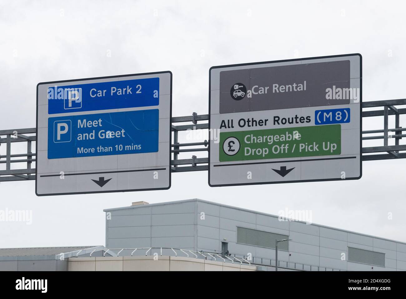 Glasgow Airport gebührenpflichtiges Abhol-/Abhol-Schild und Begrüßungs-Schilder, Glasgow, Schottland, Großbritannien Stockfoto