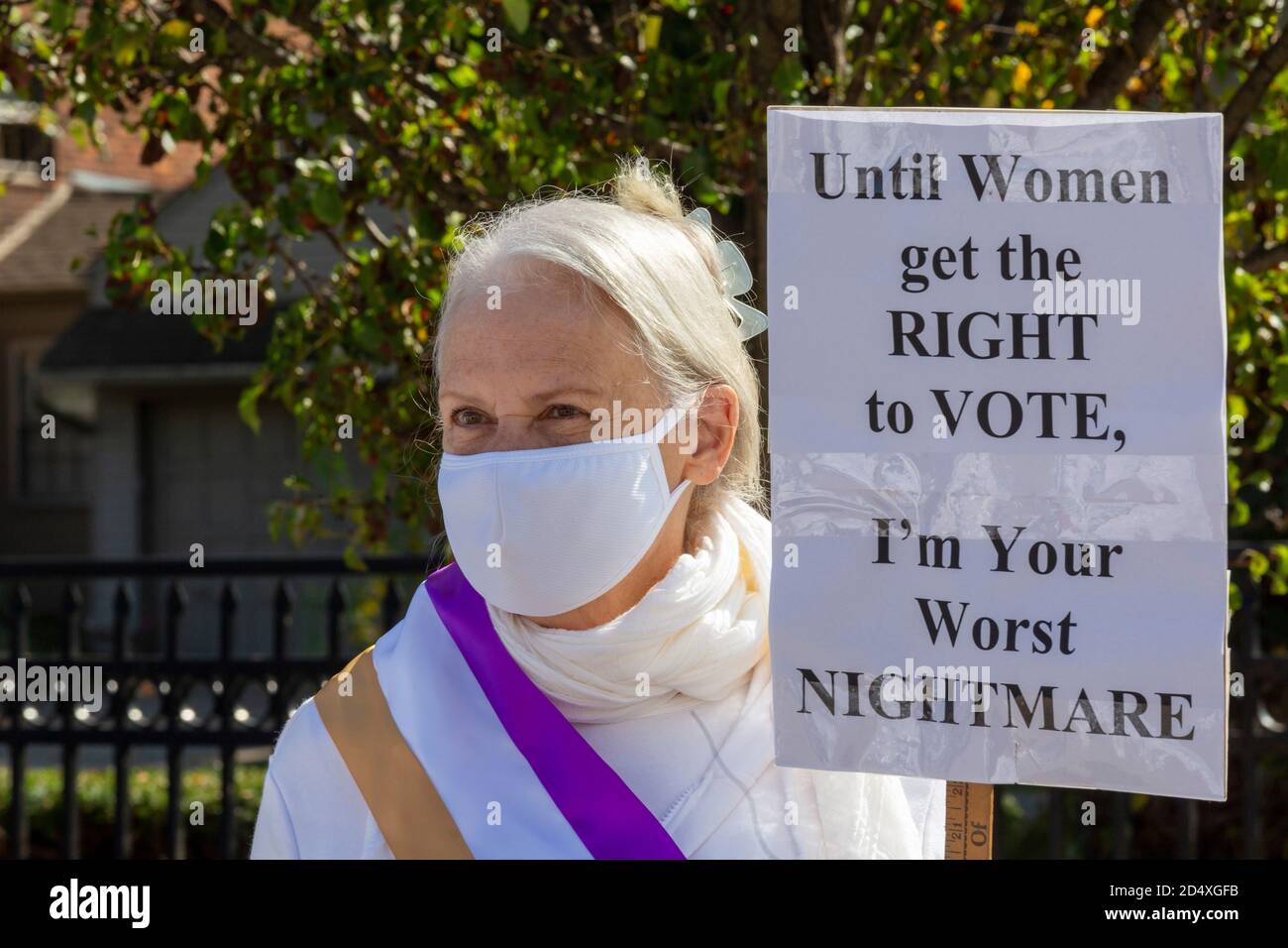 Große Pointe, Michigan, USA. Oktober 2020. Eine Parade markiert den 100. Jahrestag der Frauen, die das Wahlrecht gewinnen. Die Parade wurde von der American Association of University Women organisiert. Kredit: Jim West/Alamy Live Nachrichten Stockfoto