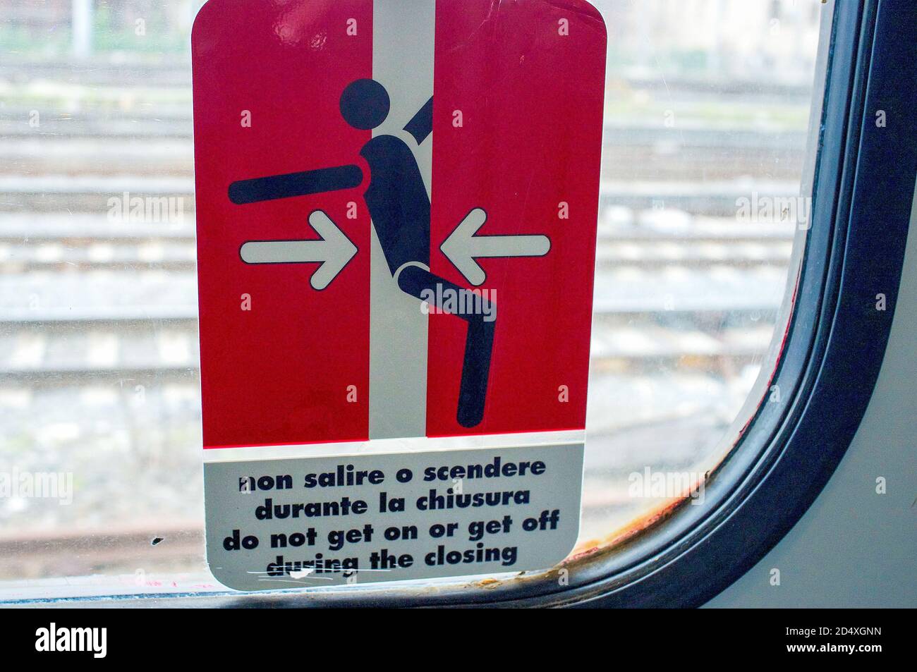 OOMF! OWWW! Das Trenitalia-Ideogramm verwendet grafisch einen soliden Leistenschlag, um die Gefahr zu veranschaulichen, in einen Zug einzusteigen, während die Türen schließen. Italien Stockfoto