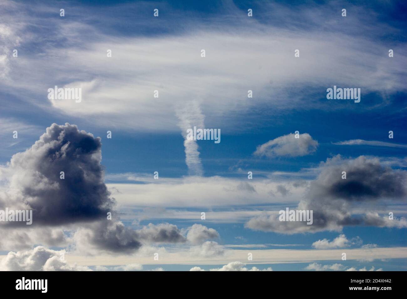 Natürliche Wolkenbildung, die einer nuklearen Explosion ähnelt Stockfoto