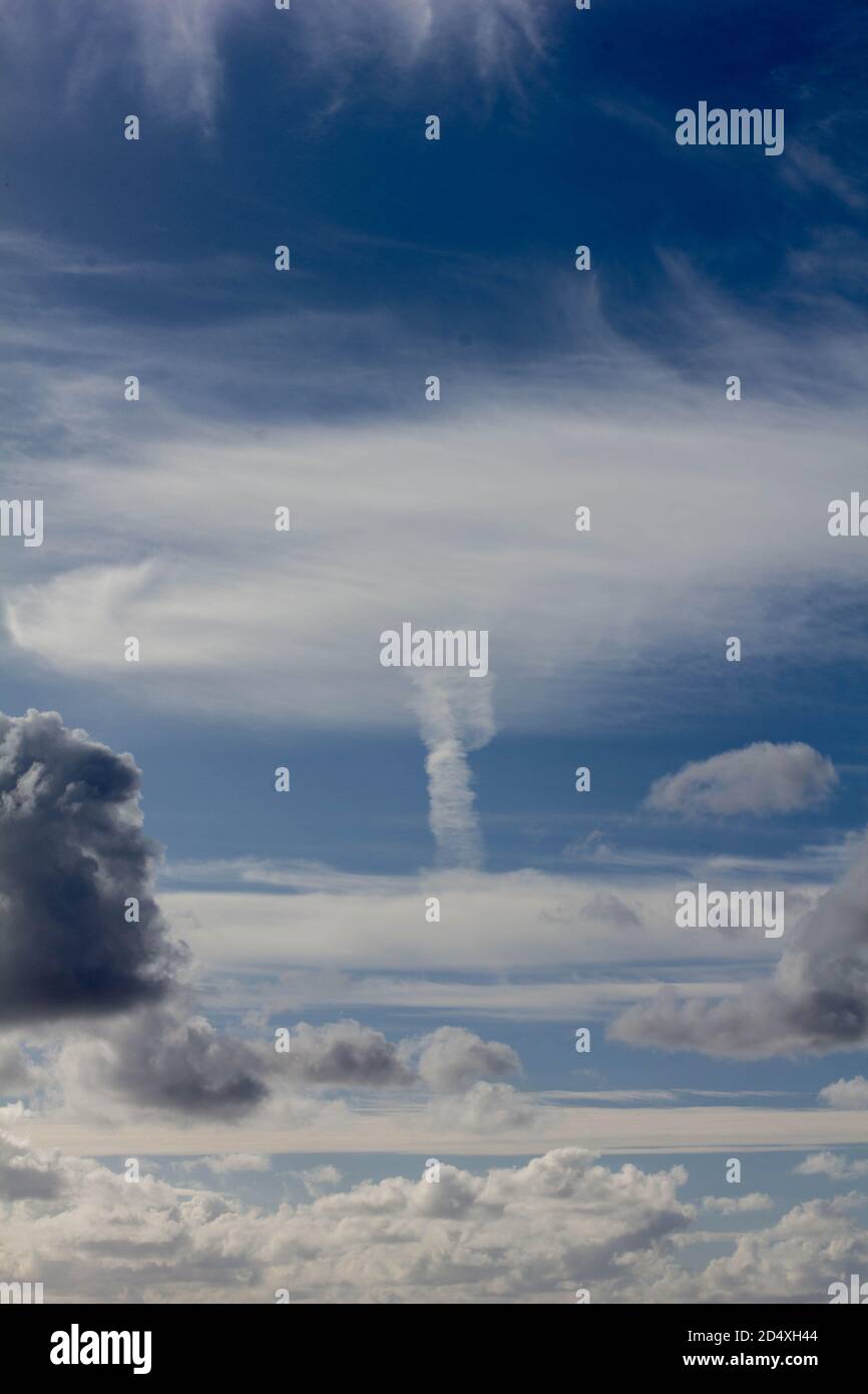 Natürliche Wolkenbildung, die einer nuklearen Explosion ähnelt Stockfoto