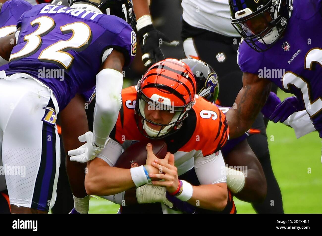 Cincinnati Bengals Quarterback Joe Burrow (9) wird von den Verteidigern der Baltimore Ravens während der ersten Hälfte eines NFL-Fußballspiels im M&T Bank Stadium in Baltimore, Maryland, am Sonntag, den 11. Oktober 2020 entlassen. Foto von David Tulis/UPI Stockfoto
