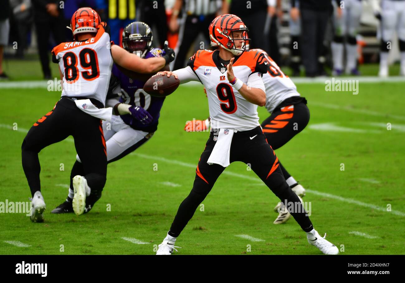Baltimore, Usa. Oktober 2020. Cincinnati Bengals Quarterback Joe Burrow (9) wirft gegen die Baltimore Ravens während der ersten Hälfte eines NFL-Fußballspiels im M&T Bank Stadium in Baltimore, Maryland, am Sonntag, 11. Oktober 2020. Foto von David Tulis/UPI Credit: UPI/Alamy Live News Stockfoto