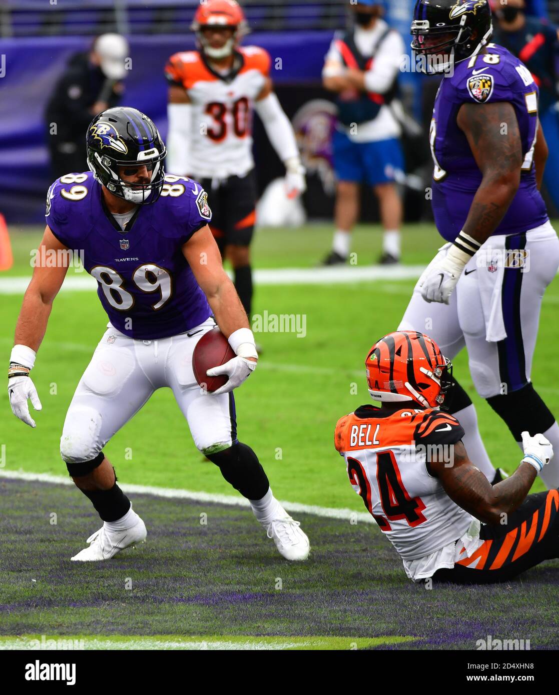 Baltimore Ravens Tight End Mark Andrews (89) erzielt gegen Cincinnati Bengals starke Sicherheit Vonn Bell (24) während der ersten Hälfte eines NFL-Fußballspiels im M&T Bank Stadium in Baltimore, Maryland, am Sonntag, 11. Oktober 2020. Foto von David Tulis/UPI Stockfoto