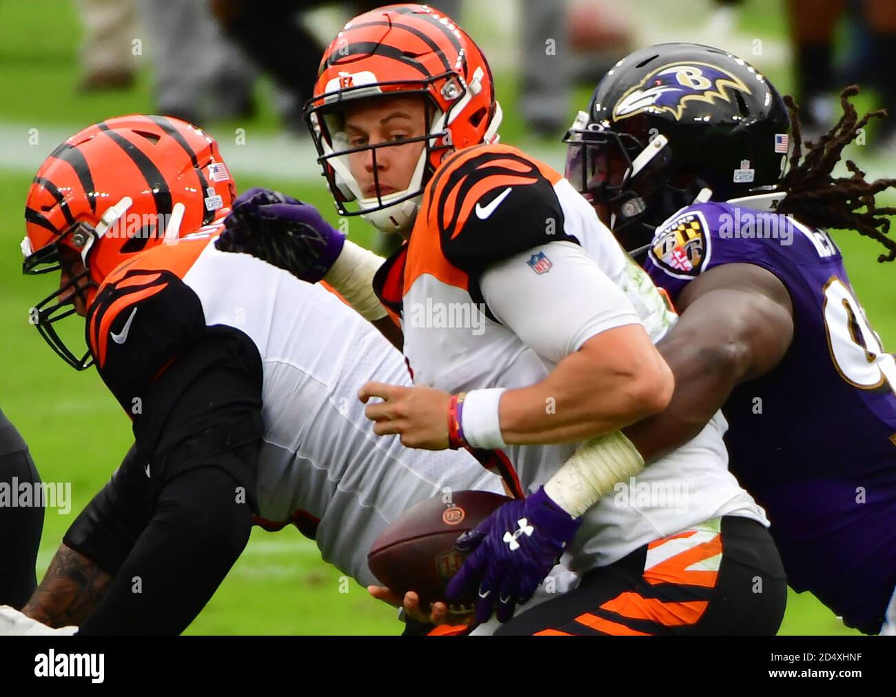 Cincinnati Bengals Quarterback Joe Burrow (C) wird von den Verteidigern der Baltimore Ravens während der ersten Hälfte eines NFL-Fußballspiels im M&T Bank Stadium in Baltimore, Maryland, am Sonntag, den 11. Oktober 2020, entlassen. Foto von David Tulis/UPI Stockfoto