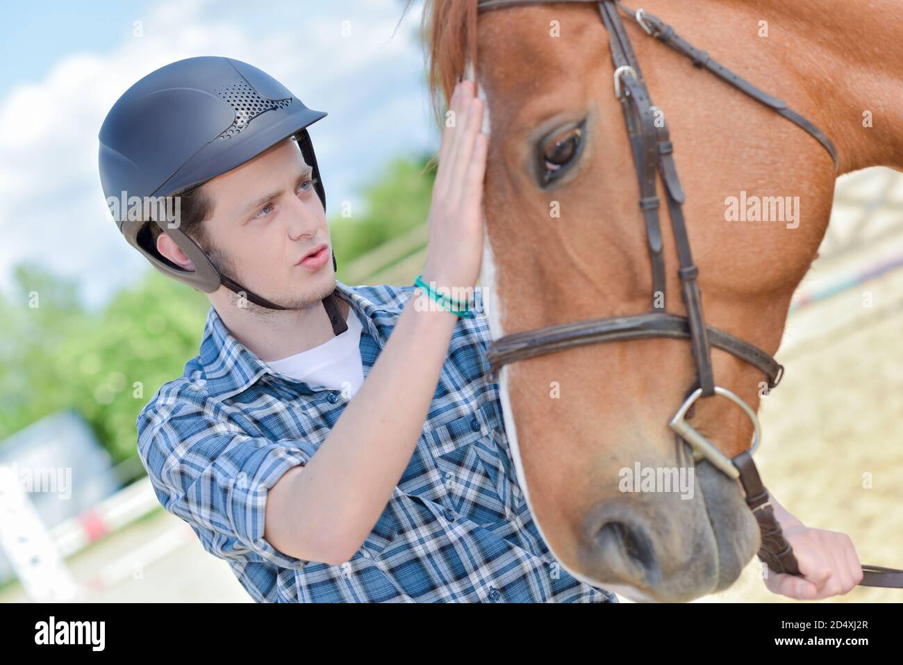 Junger Mann streicheln ein Pferd Stockfoto