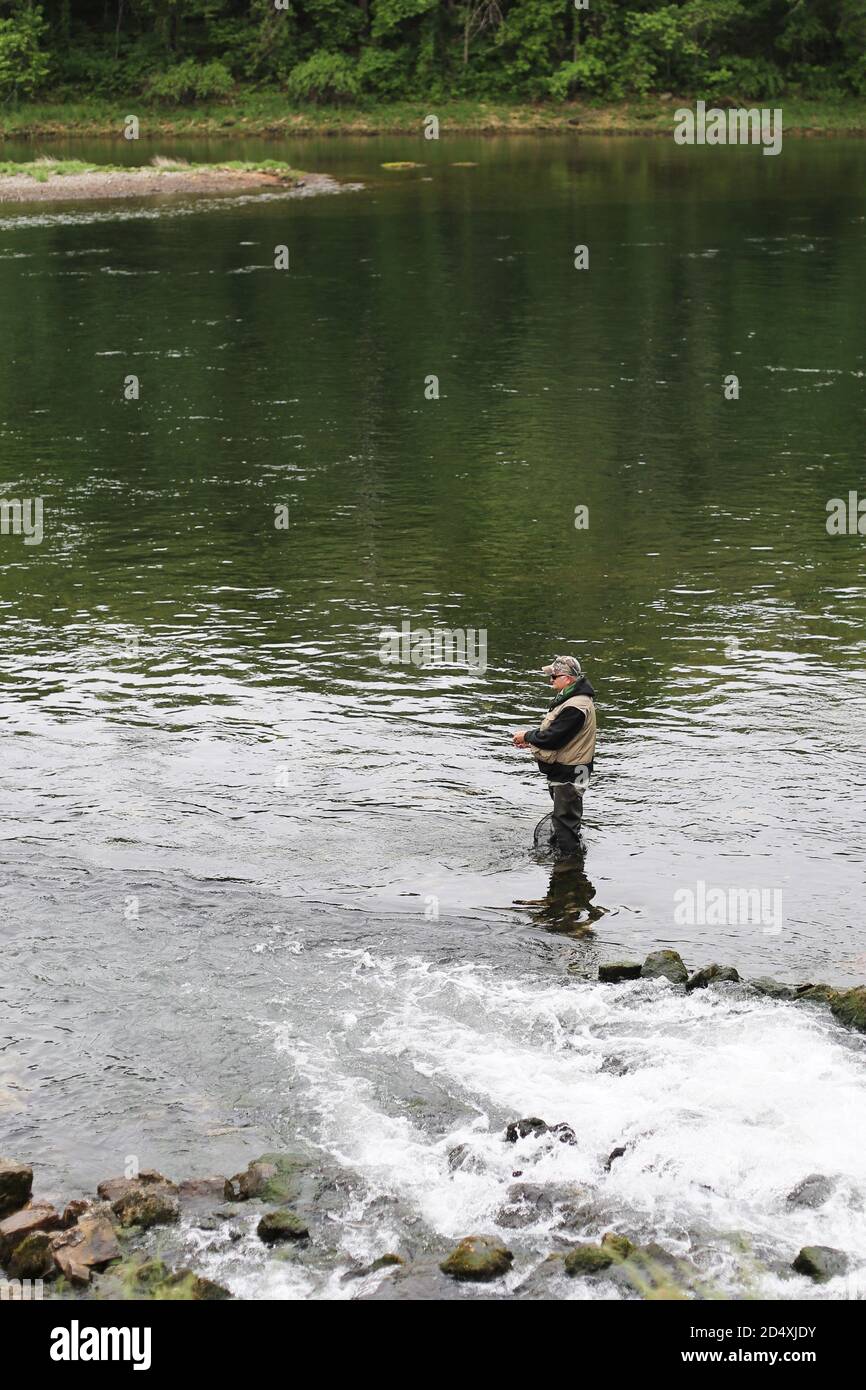 Ein Mann, der in Table Rock Lake in Branson, Missouri angeln soll. Stockfoto