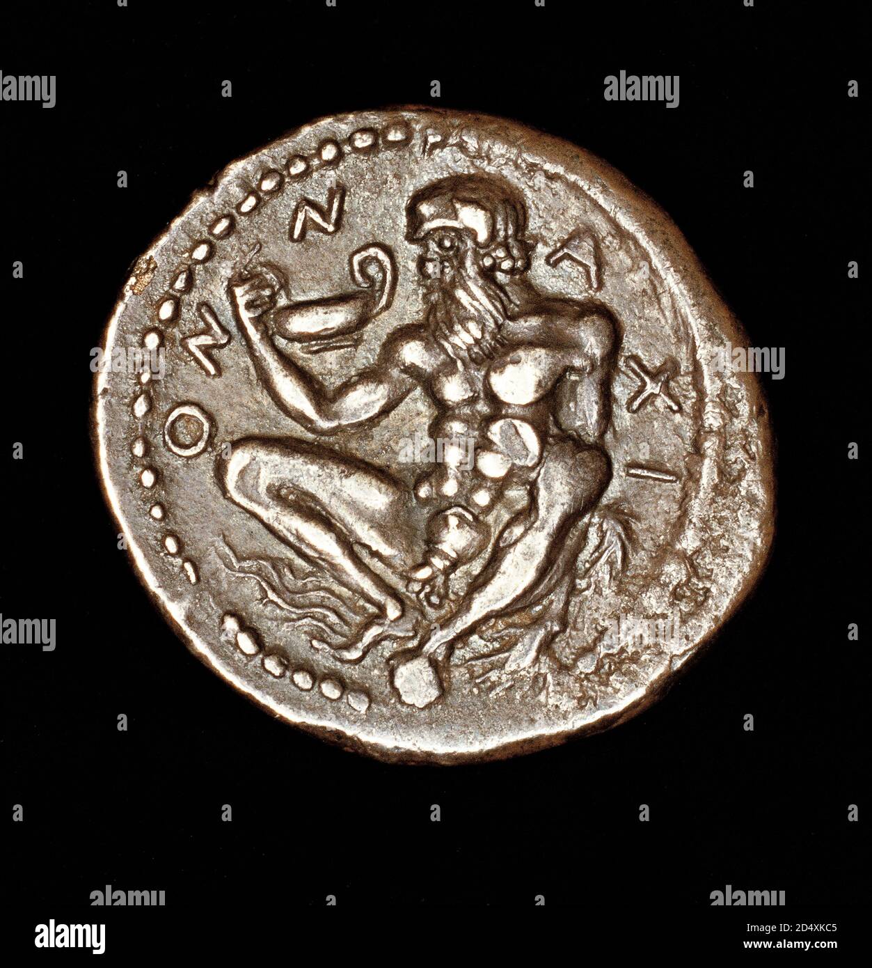 Seltene antike griechische Münze, Silberdrachme, Silenius-Begleiterin des Dionysos, gott des Weines mit Weinbecher, Naxos, Sizilien 450 v. Chr. Stockfoto
