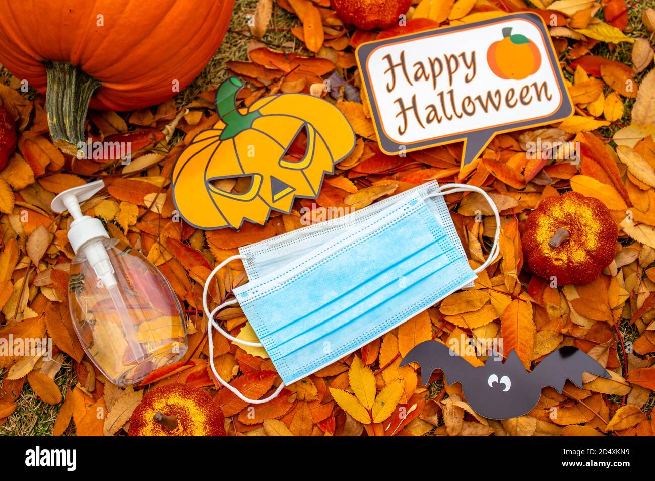 Calgary, Alberta, Kanada. Oktober 10 2020. Eine Flasche Handsanitazer und Gesichtsbemalung mit halloween Deko Hintergrund. Konzept: Halloween während eines pa Stockfoto