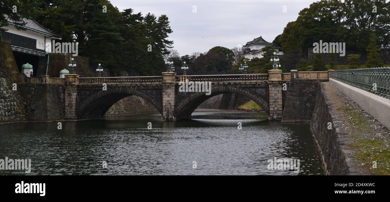 Tokyo, Japan-2/23/16: Der Graben läuft unter Tokyos berühmter Nijubashi-Brücke; dies ist der seimonische ishibashi-Eingang zum Kaiserpalast/Edo-Schloss Stockfoto