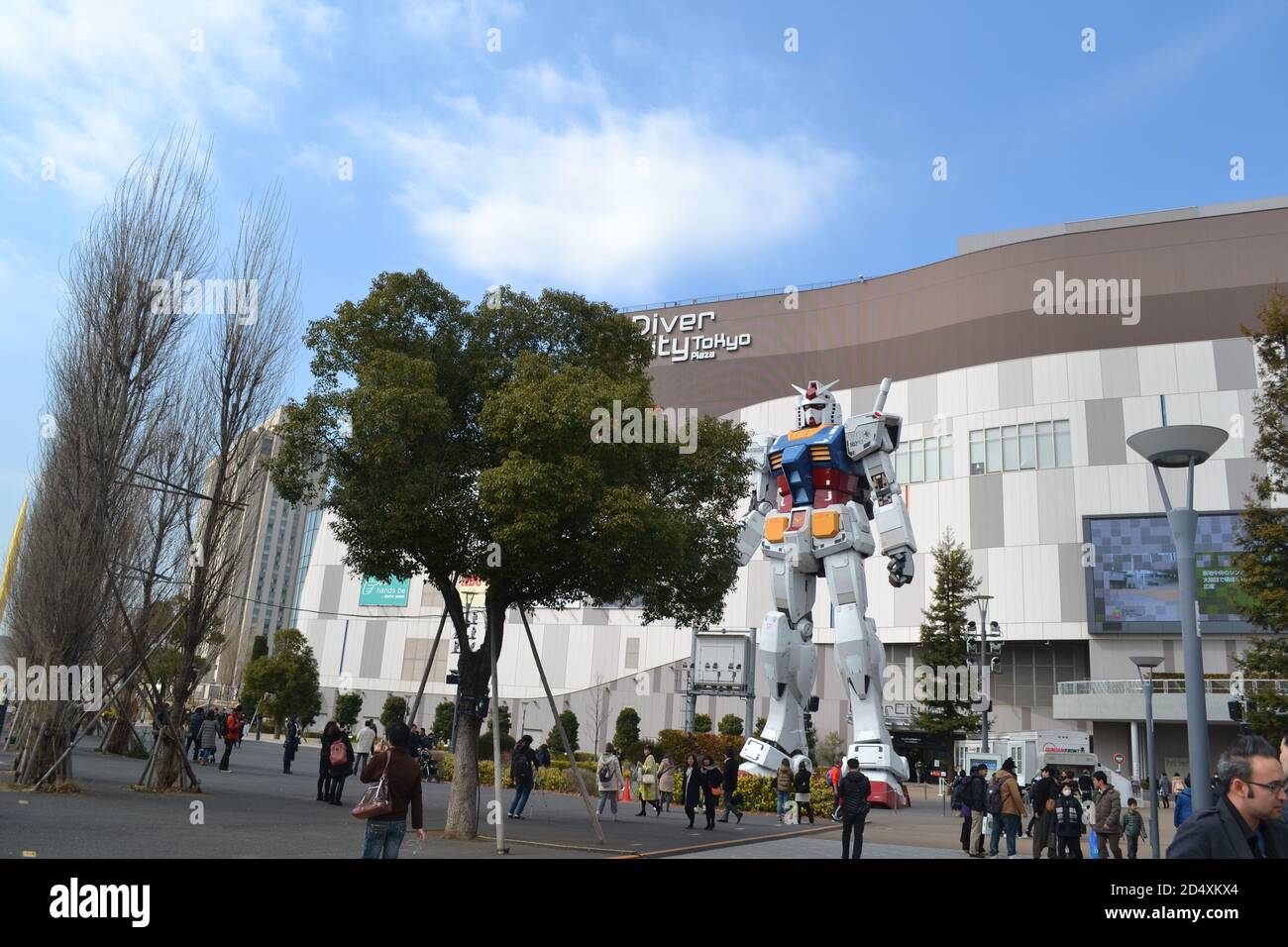 Tokyo, Japan-2/26/16: Menschenmassen versammeln sich um die lebensgroße Statue des RX-78-2 Gundam, bekannt durch den Anime Gundam. Stockfoto