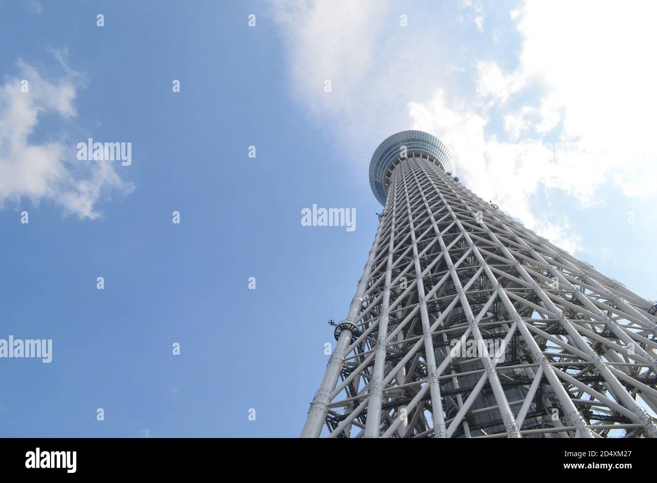 Tokio, Japan-2/27/16: Ein Blick aus dem Blickwinkel auf den Tokyo Sky Tree Tower; der Himmel ist halb bewölkt mit blauem Himmel, der nach oben guckt. Stockfoto