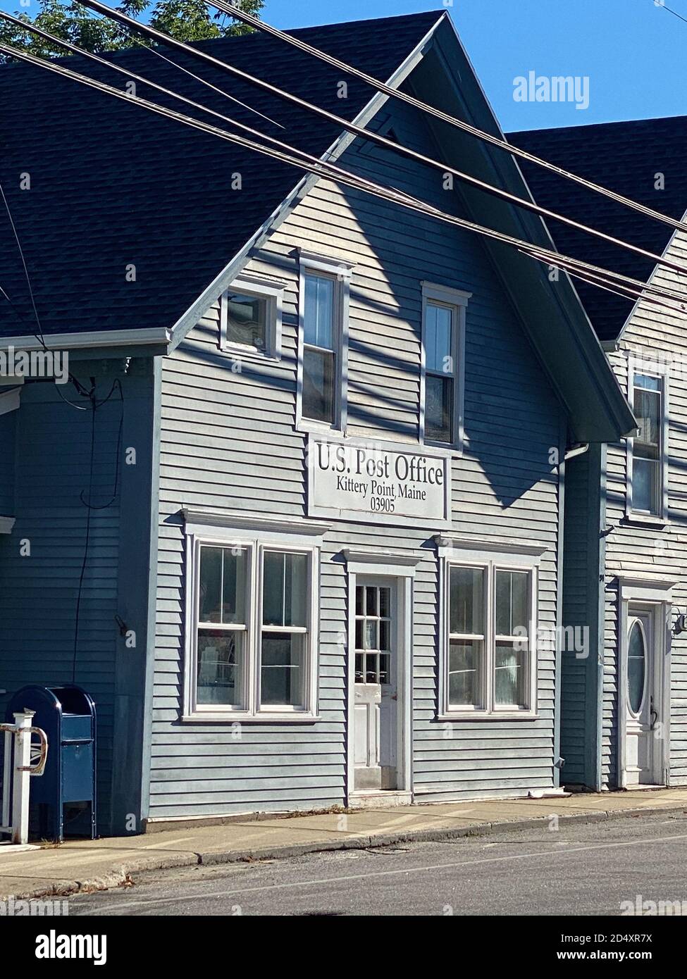 Leichte Winkelansicht des Postgebäudes, Kittery Point, Maine, USA Stockfoto