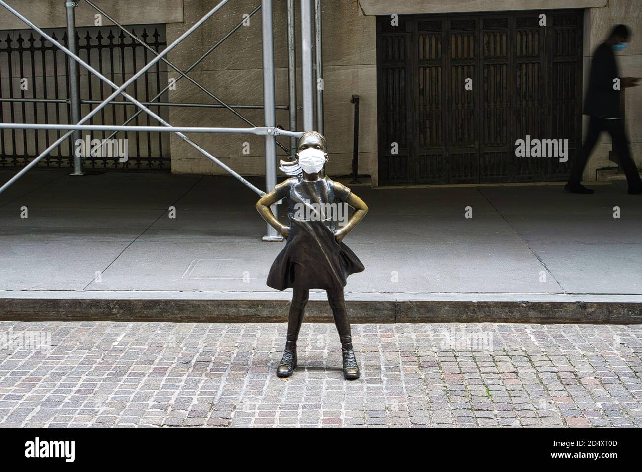 Eine Bronzestatue mit dem Titel „Fearless Girl“. Statue an der neuen Stelle gegenüber der New Yorker Börse Stockfoto