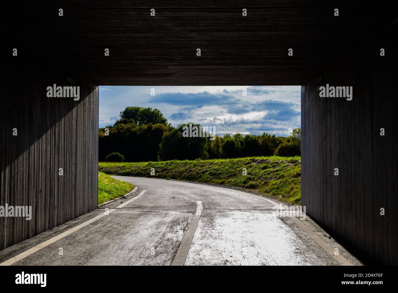 Licht und Landschaft am Ende eines dunklen Quadrats Tunnel Stockfoto