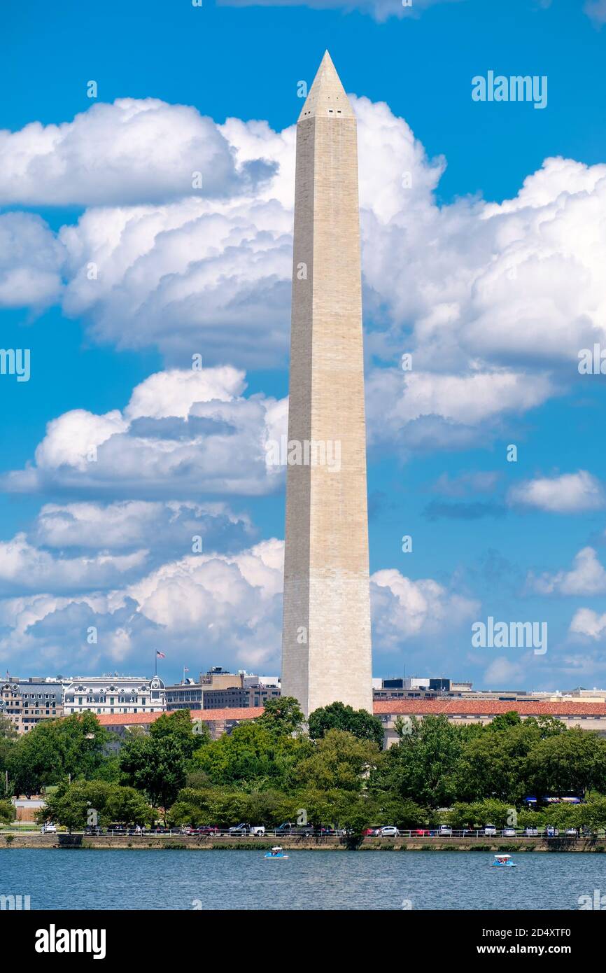 Das Washington Monument gesehen über dem Tidal Basin See in Washington D.C. Stockfoto