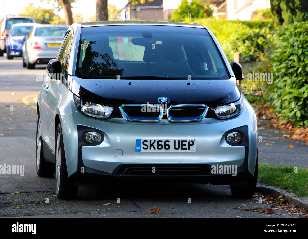 Foto eines 2016er BMW i3-Elektroautos, das an einem sonnigen Herbstmorgen in Riddlesdown Surrey England, Großbritannien, auf der Straße geparkt wurde Stockfoto