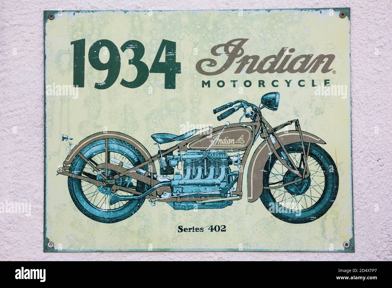 Altes 1934 Indisches Motorrad Schild an der Außenwand von A Wohnhaus Stockfoto