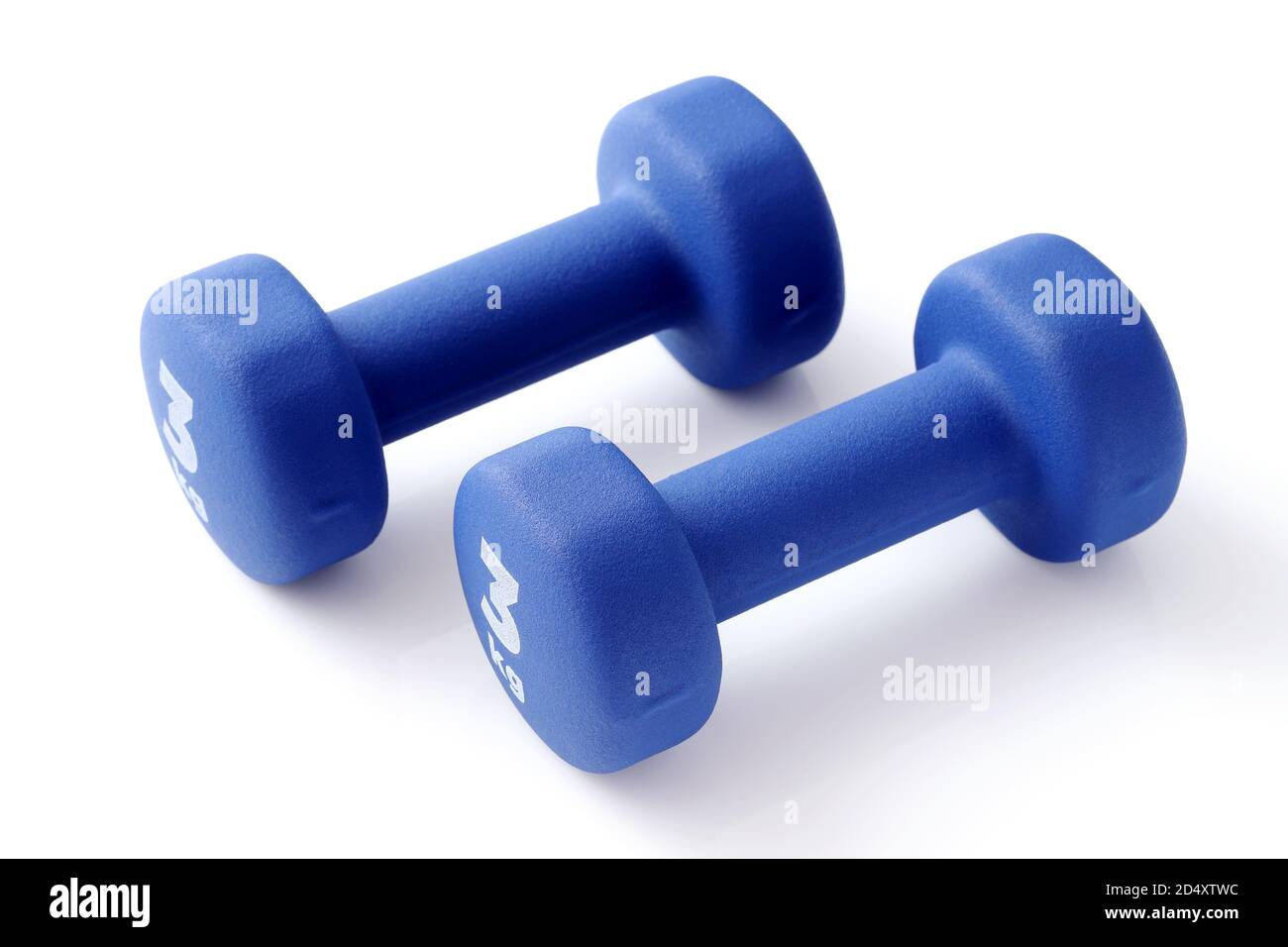 Zwei Paar blaue Fitness-Hanteln auf weißem Hintergrund, Konzept gesunde Lebensweise, Sport und Ernährung. Sportausrüstung. Stockfoto