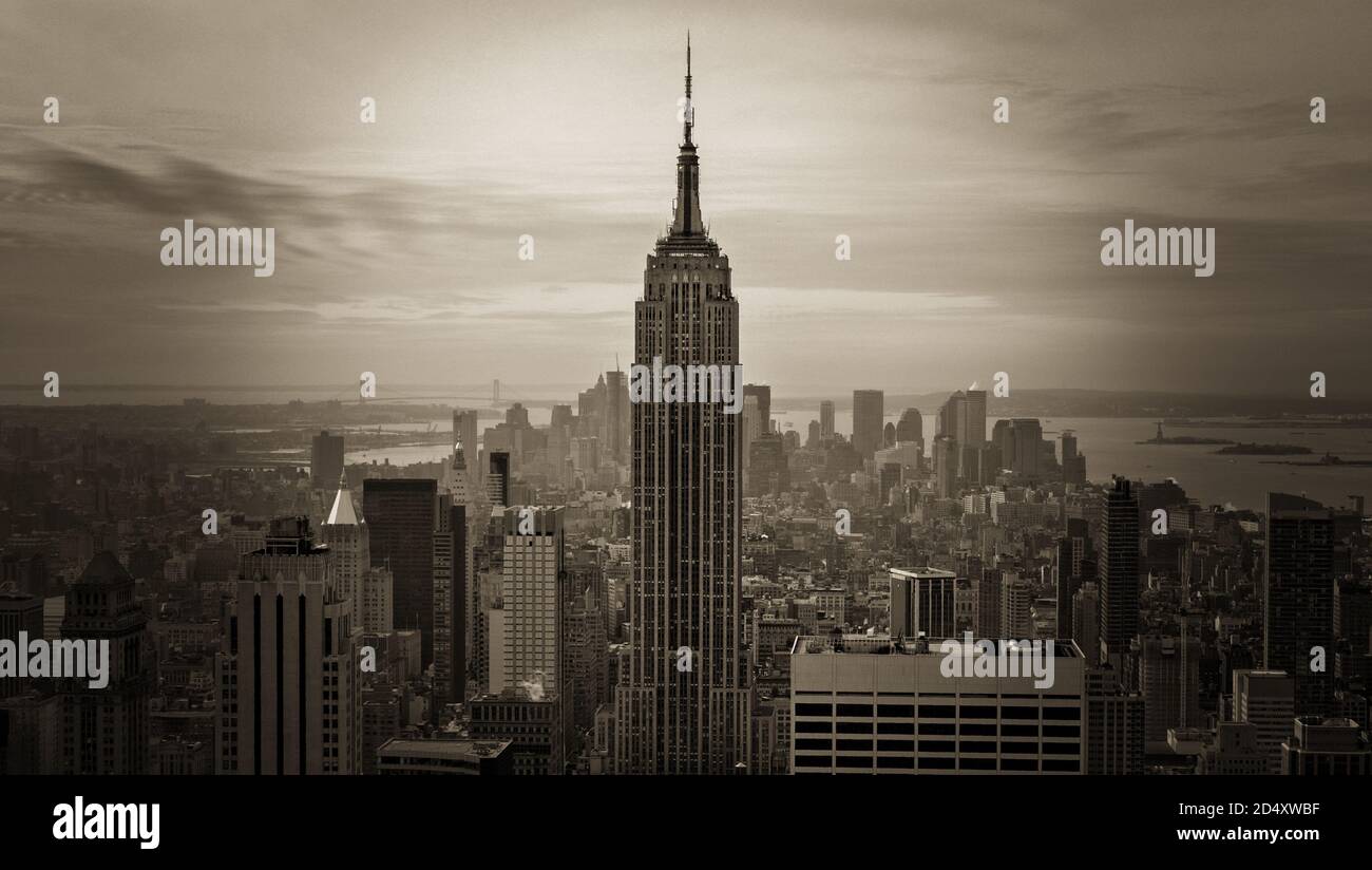 2011 Midtown Manhattan Skyline Blick, einschließlich des Empire State Building, gesehen von 30 Rockefeller Stockfoto