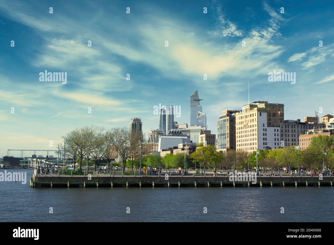 Blick auf den Pier 45 am Hudson River Park und Gebäude auf der Westseite von Manhattan Stockfoto