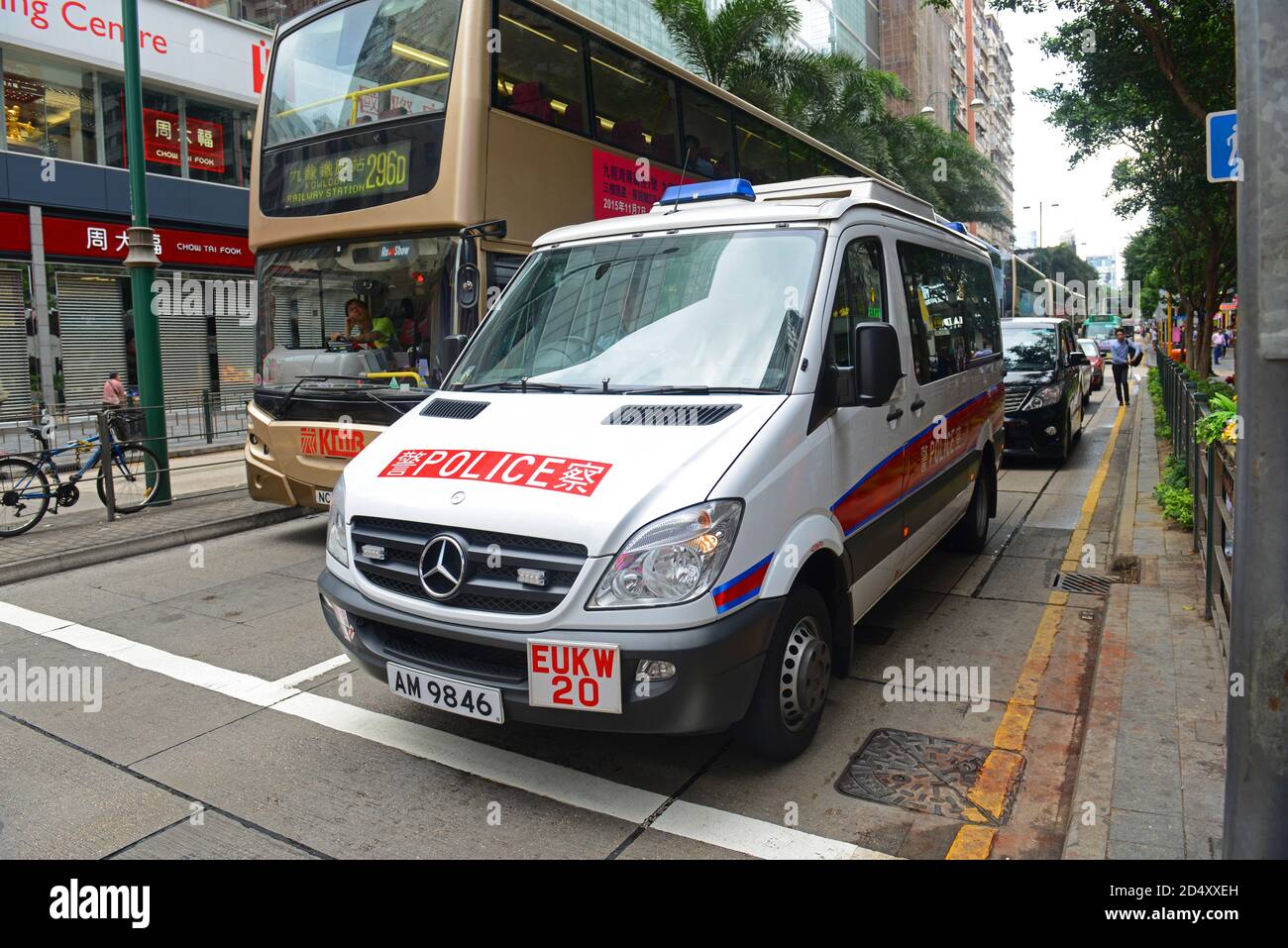 Hong Kong Polizeifahrzeug im Dienst auf Nathan Road in Kowloon, Hong Kong, China. Der Mercedes-Benz Sprinter ist der meistgesehene Polizeiwagen Stockfoto