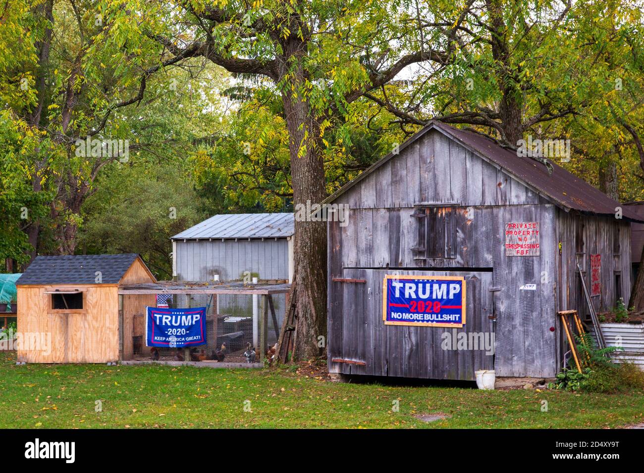 Northumberland, Usa. Oktober 2020. Trumps Wiederwahlzeichen hängen an einem Hühnerstall und einem Schuppen in der Nähe von Northumberland, Pennsylvania. (Foto von Paul Weaver/Pacific Press) Quelle: Pacific Press Media Production Corp./Alamy Live News Stockfoto