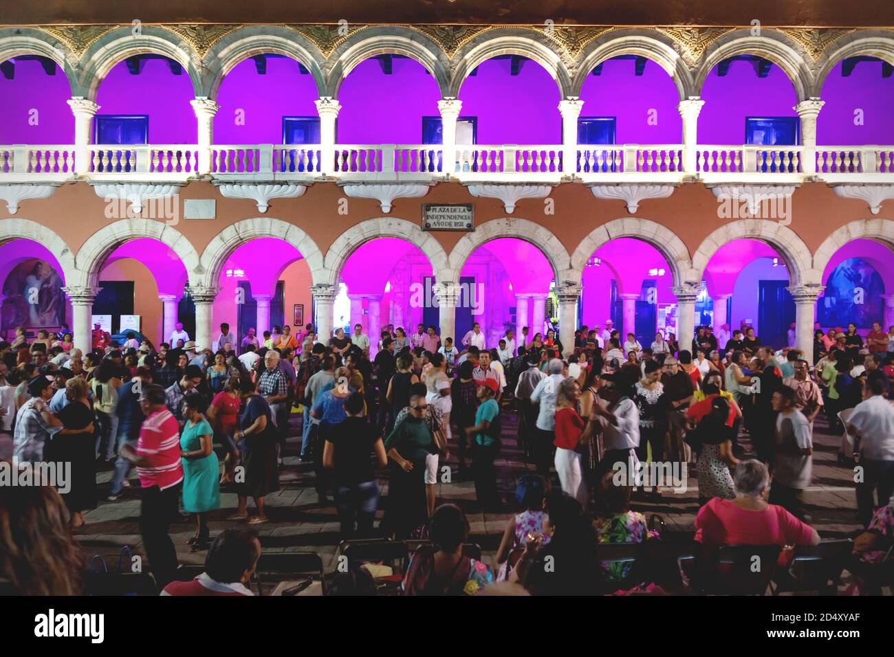 Merida, Mexiko - 28 2018. Oktober: Tanzende Menschenmenge vor dem erleuchteten Kolonialgebäude 'Palacio Municipal' in der Nacht Stockfoto