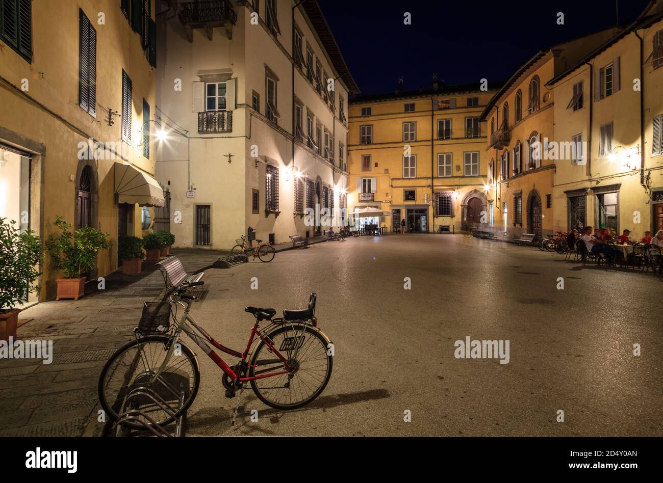 Eine Straße mit einem Café im Freien im historischen Teil von Lucca, Italien bei Nacht Stockfoto Eine Straße mit einem Café im Freien im historischen Teil von Lucca, Italien bei Nacht Stockfoto