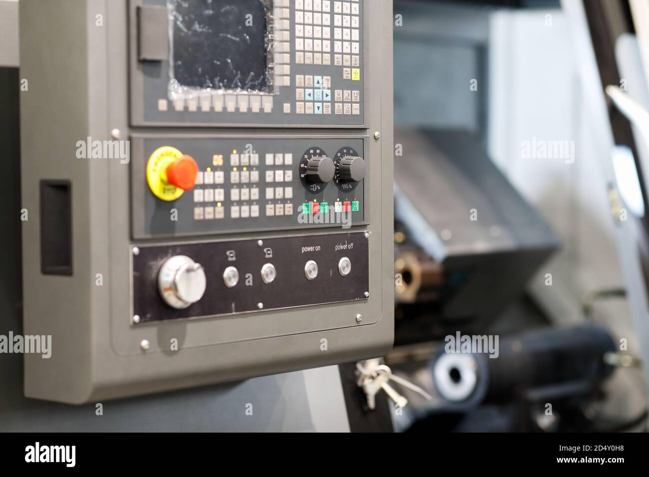 Metallbearbeitung Drehmaschine mit CNC-Bedienfeld. Selektiver Fokus. Stockfoto
