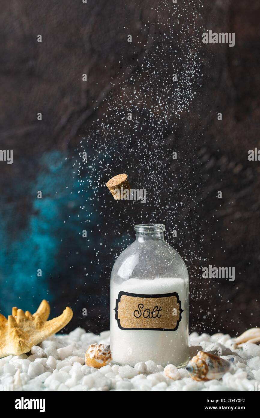 Kork flog aus einem Glas Salz und Salzpartikel schwimmen in der Luft.  Konzept Stockfotografie - Alamy