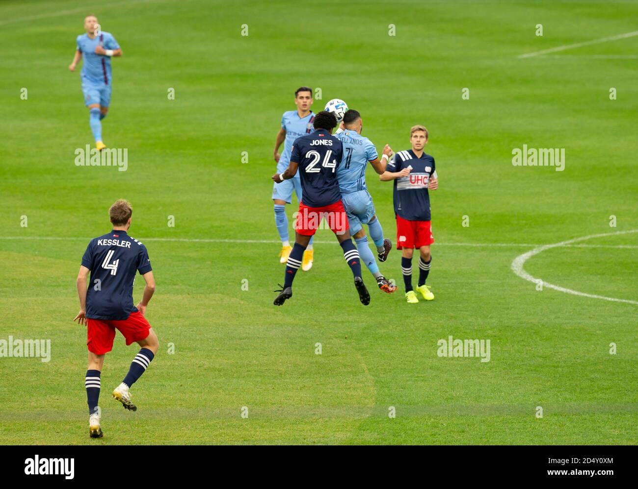 New York, NY - 11. Oktober 2020: Valentin Castellanos (11) von NYCFC & DeJuan Jones (24) von New England Revolution Kampf um den Ball während der regulären Saison MLS Spiel im Yankee Stadion Stockfoto