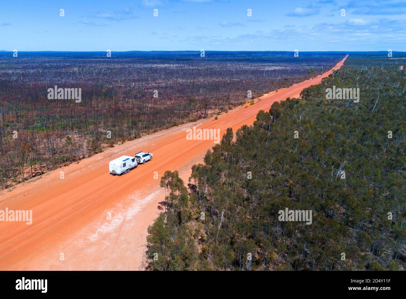 Wohnwagen, Wohnmobil, das mit dem Auto abgeschleppt wird, auf staubiger Outback-Straße, aus der Luft gesehen, Hyden Noresman Road, Western Australia Stockfoto