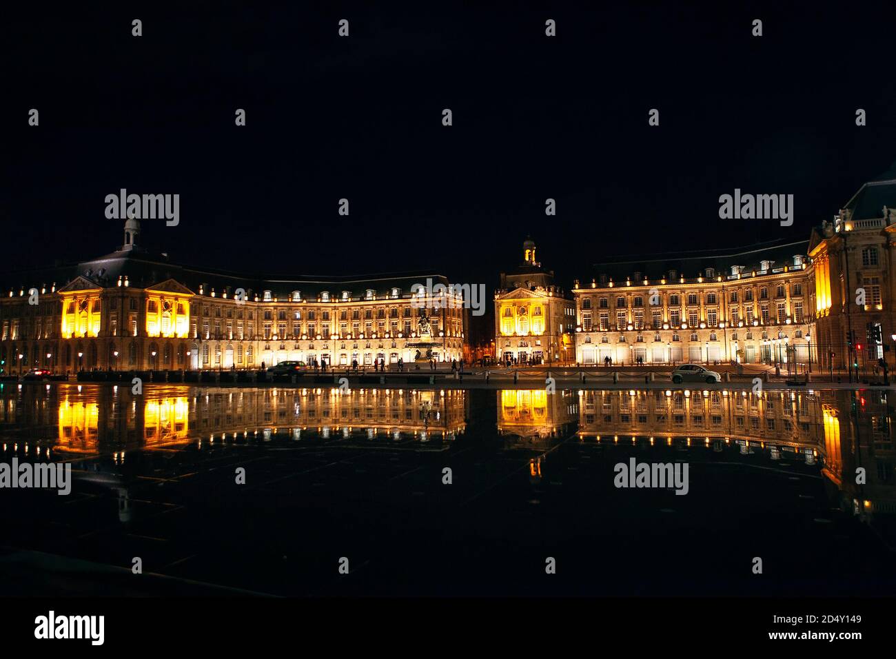 Bordeaux Place de la Bourse beleuchtet in der Nacht Stockfoto