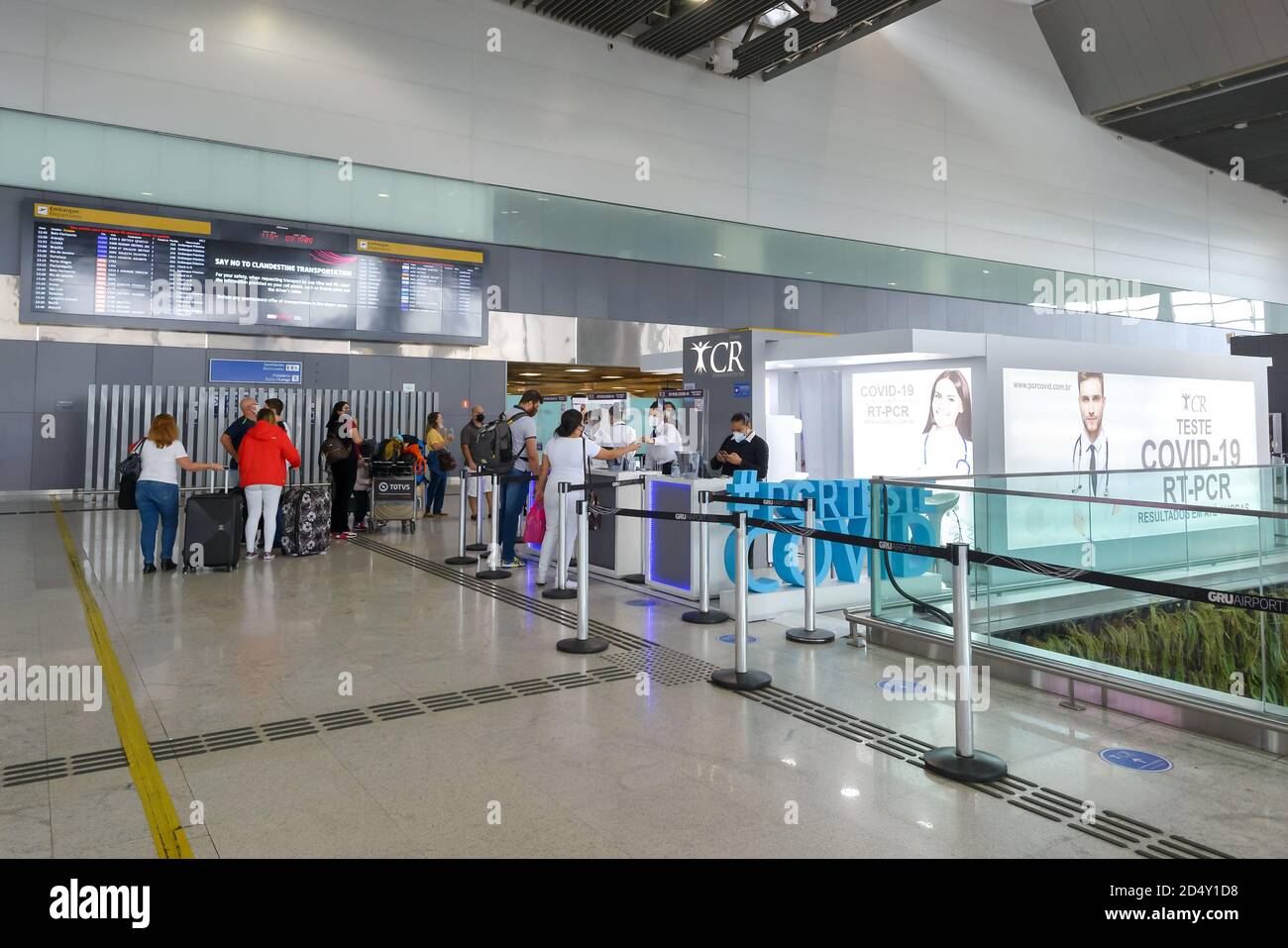 Covid-Testanlage im Flughafen Sao Paulo Terminal 3. PCR-Express-Test für internationale Passagiere am Flughafen Guarulhos, Brasilien. Stockfoto