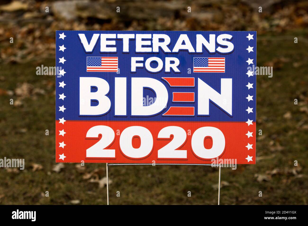 Ein 2020 Vereinigten Staaten Präsidentenwahl Yard Zeichen Veterans für Joe Biden Stockfoto