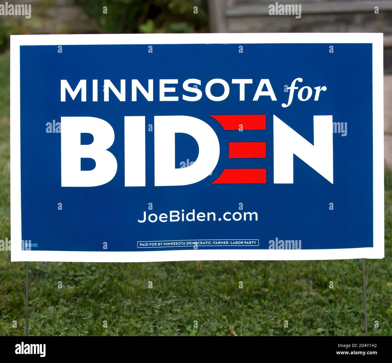 Ein Minnesota 2020 US-Präsidentschaftswahl Yard Zeichen des Demokraten Kandidat Joe Biden Stockfoto