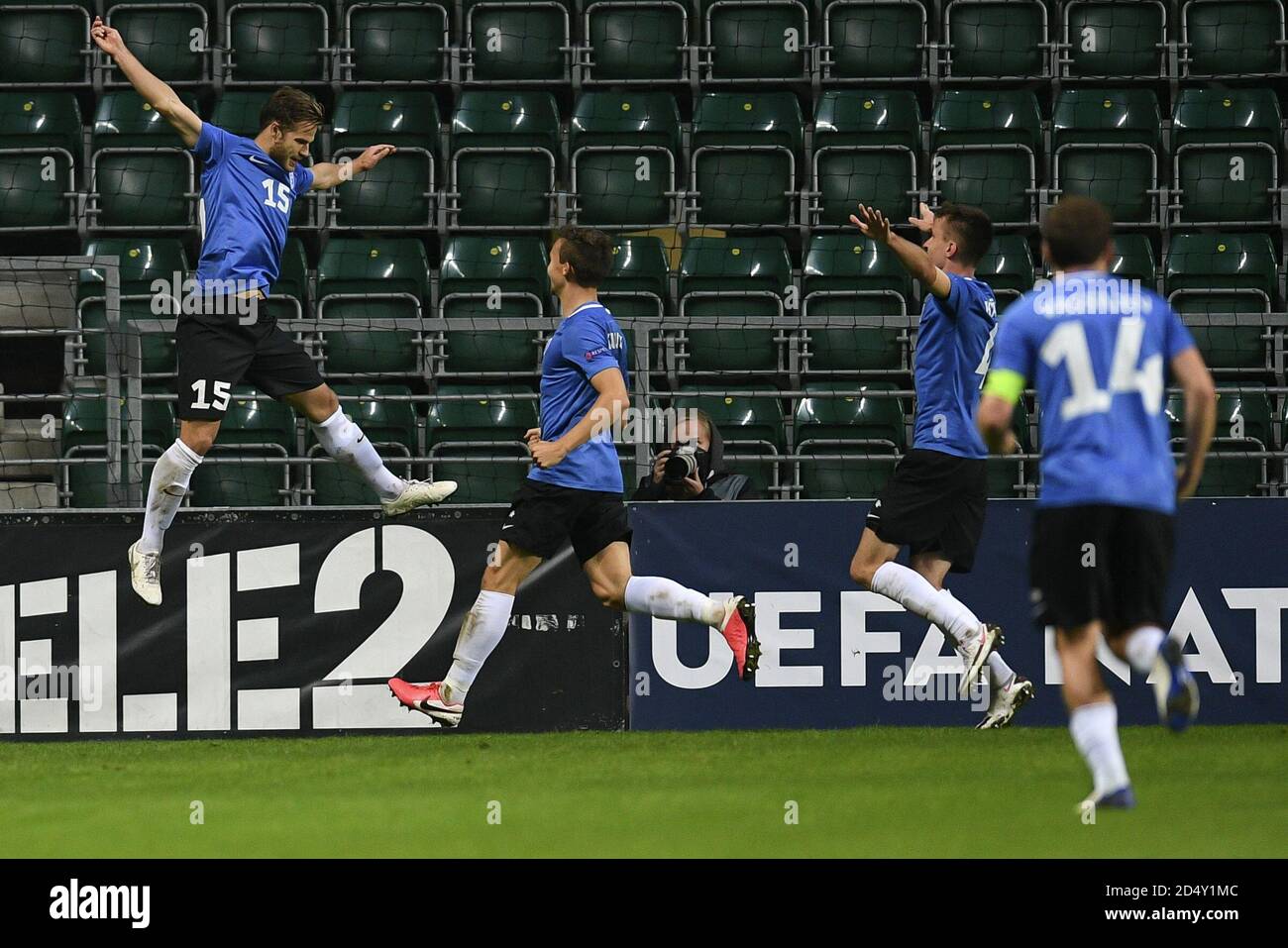 Tallinn, Estland. Oktober 2020. Rauno Sappinen (1. L) aus Estland springt, um während des Fußballspiels der UEFA Nations League zwischen Estland und Nordmazedonien in der A. Le Coq Arena in Tallinn, Estland, am 11. Oktober 2020, ein Tor zu feiern. Kredit: Sergei Stepanov/Xinhua/Alamy Live Nachrichten Stockfoto