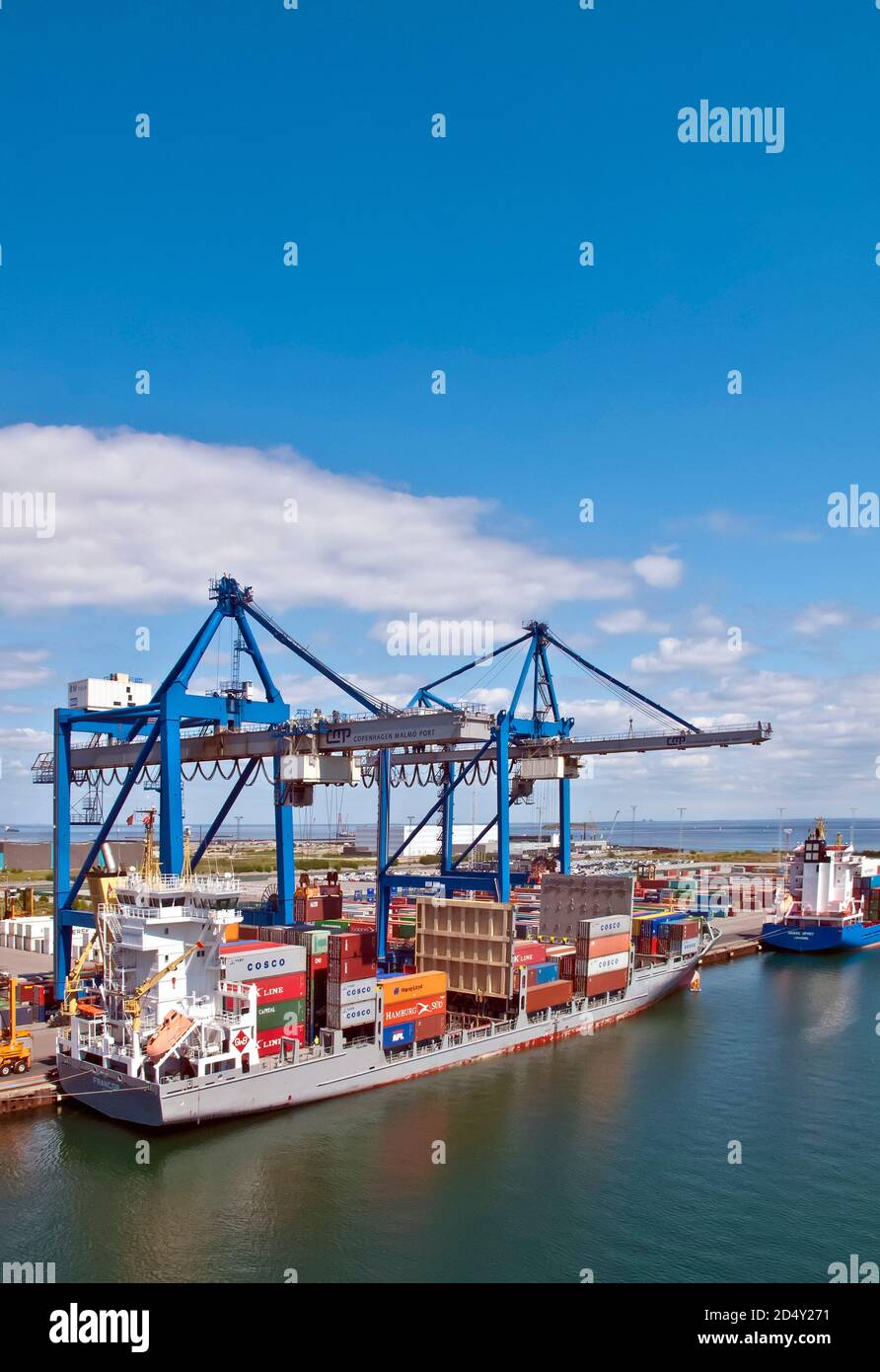 Containerschiff wird verladen Kopenhagen, Dänemark, Europa mit Kopierraum Stockfoto