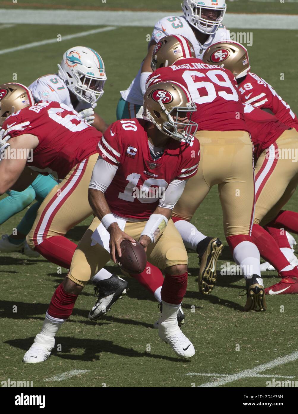 Santa Clara, Usa. Oktober 2020. San Francisco 49ers Quarterback Jimmy Garoppolo (10) spielt am Sonntag, den 11. Oktober 2020, im Levi's Stadium in Santa Clara, Kalifornien gegen die Miami Dolphins. Die Delfine schlagen die 49ers 43-17. Foto von Terry Schmitt/UPI Kredit: UPI/Alamy Live Nachrichten Stockfoto