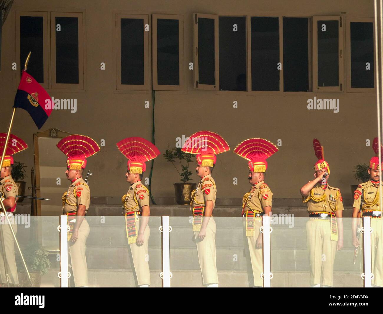 AMRITSAR, INDIEN - 19. MÄRZ 2019: indische Soldaten auf einem Balkon zu Beginn der Abschlusszeremonie an der wagah-Grenze in amritsar, indien Stockfoto