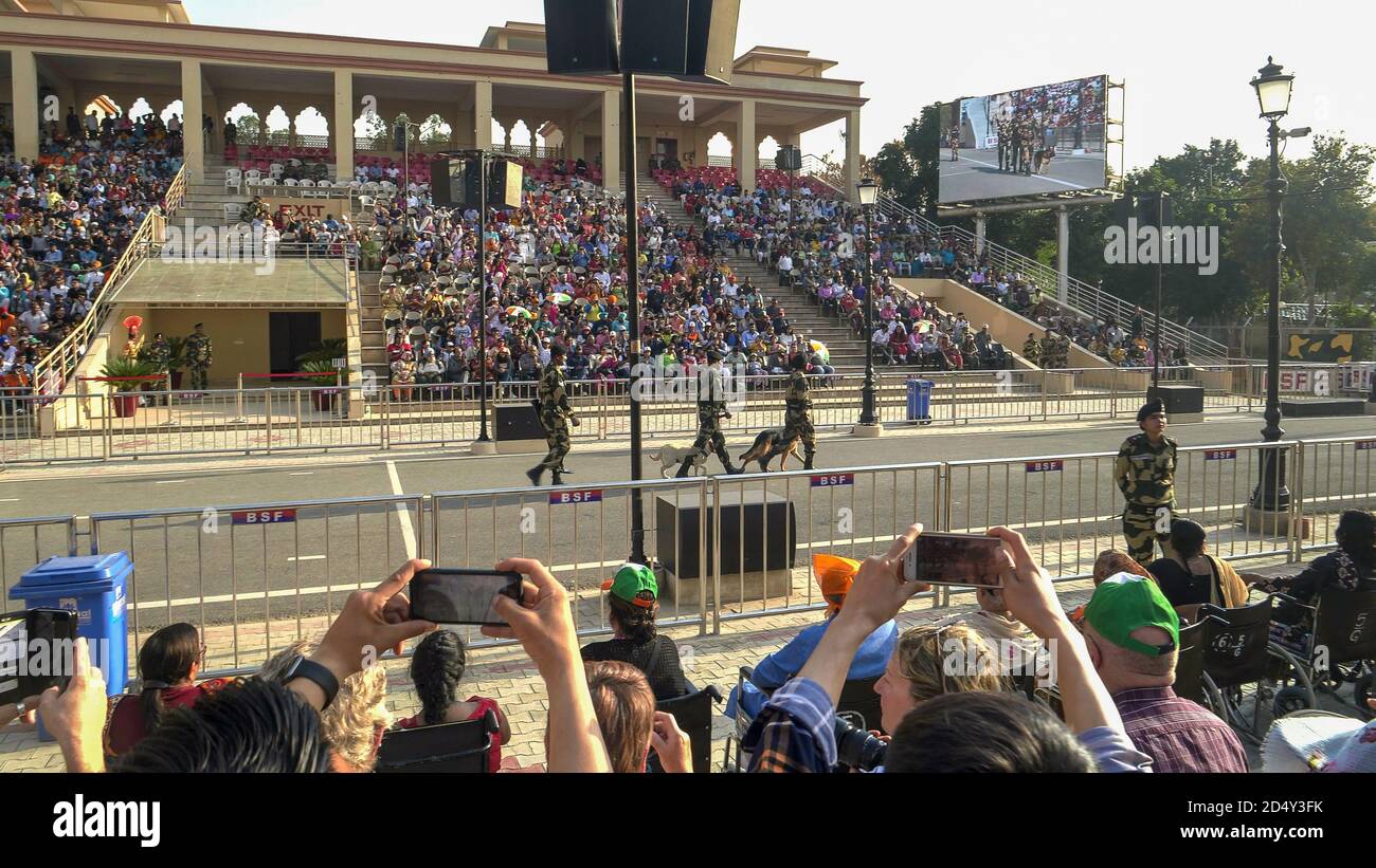 AMRITSAR, INDIEN - 19. MÄRZ 2019: Wachhunde auf Parade an der wagah-Grenze zwischen indien und pakistan in der Nähe von amritsar, indien Stockfoto