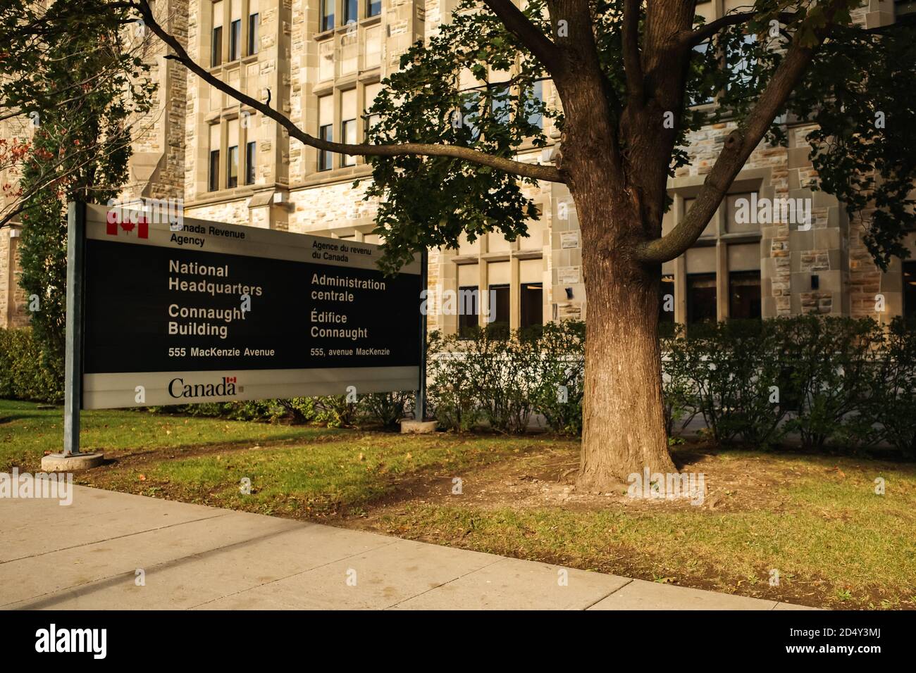 Ottawa, Ontario, Kanada - 8. Oktober 2020: Der nationale Hauptsitz der Canada Revenue Agency (CRA) im Connaught Building in der Innenstadt von Ottawa. Stockfoto
